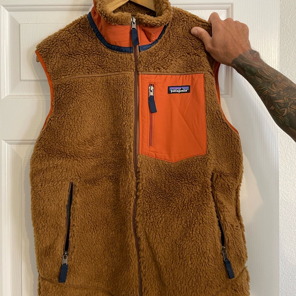 Patagonia Brown Fleece Vest with Gray Lining.  Men’s classic retro-x fleece vest